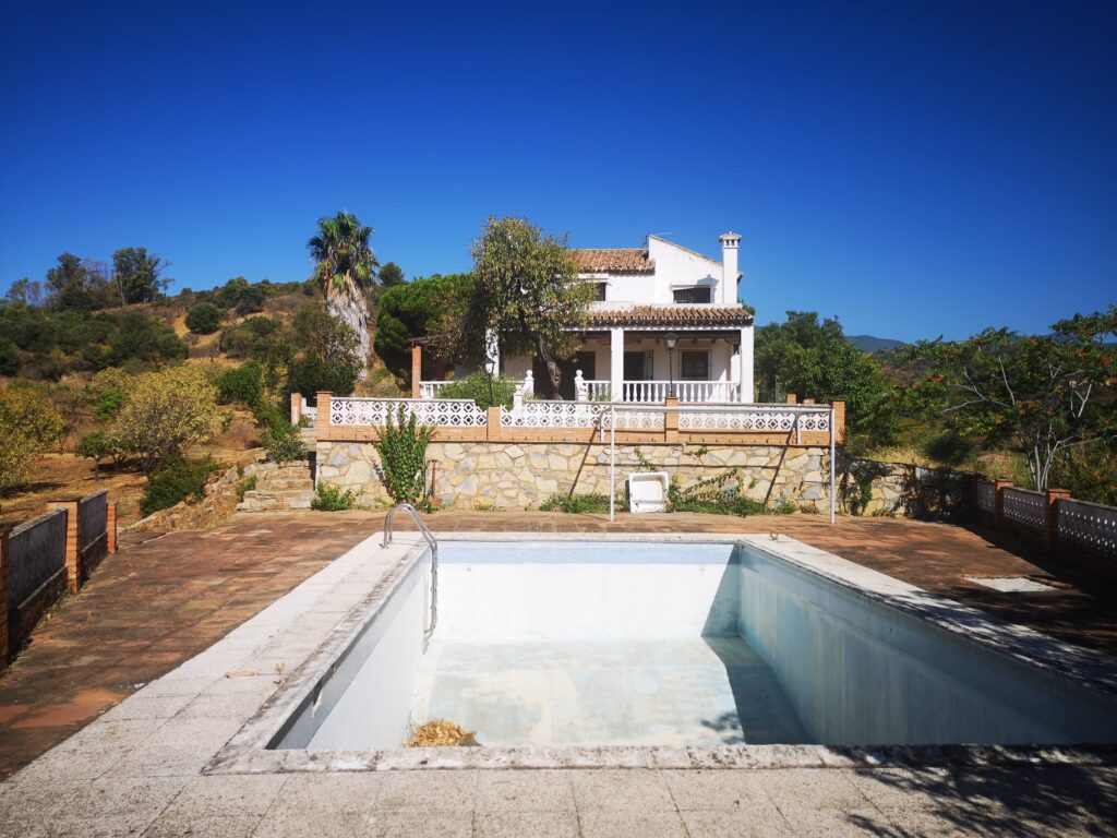 country house for sale in Estepona